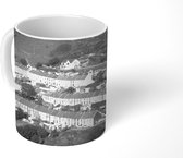 Mok - De rijtjeshuizen in de vallei van Rhondda - zwart wit - 350 ML - Beker