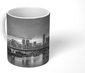 Mok - Rode wolken bij een zonsondergang over het Australische Brisbane - zwart wit - 350 ML - Beker