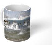 Mok - een woeste tsunami die op de huizen afstormt - 350 ML - Beker