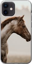 Geschikt voor iPhone 12 hoesje - Paard - Mist - Natuur - Siliconen Telefoonhoesje