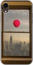 Geschikt voor iPhone XR hoesje - Rode ballon vliegt langs raam in New York - Siliconen Telefoonhoesje