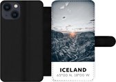 Bookcase Geschikt voor iPhone 13 telefoonhoesje - IJsland - Zon - Bergen - Met vakjes - Wallet case met magneetsluiting