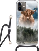 Hoesje met koord Geschikt voor iPhone 12 Mini - Schotse hooglander - Koeien - Mist - Siliconen - Crossbody - Backcover met Koord - Telefoonhoesje met koord - Hoesje met touw