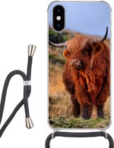 Hoesje met koord Geschikt voor iPhone XS - Schotse Hooglander - Gras - Stenen - Siliconen - Crossbody - Backcover met Koord - Telefoonhoesje met koord - Hoesje met touw