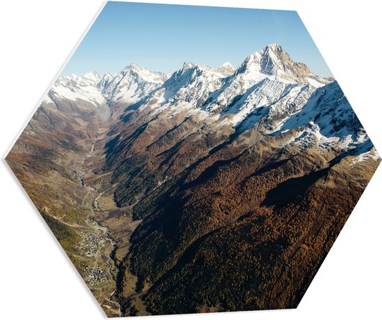 WallClassics - PVC Schuimplaat Hexagon  - Besneeuwde Bergtoppen in Groot Berggebied - 80x69.6 cm Foto op Hexagon (Met Ophangsysteem)