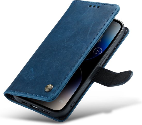 Blauw lederen portemonnee-hoesje met magnetische sluiting voor iPhone 14 Pro, geopend.