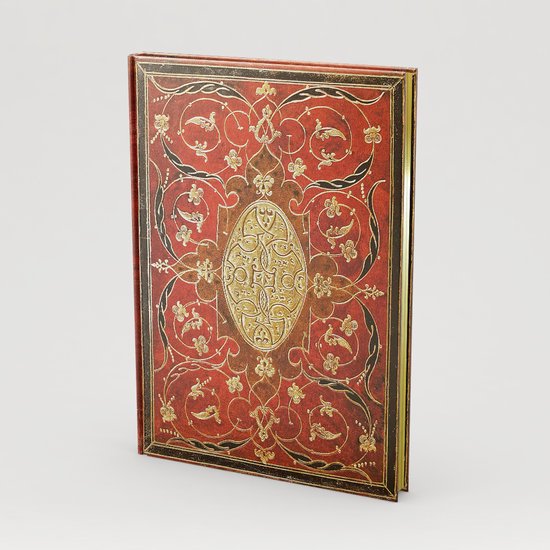 Een notitieboek met bordeauxrode kaft, versierd met gouden, bloemrijke patronen en een goudkleurig ovaal in het midden.