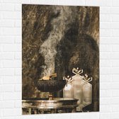 WallClassics - Muursticker - Kommetje met Brandend Hout in Grot - 70x105 cm Foto op Muursticker