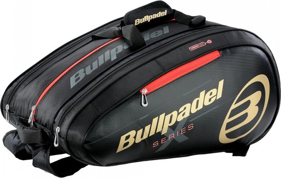Zwarte Bullpadel racketas met gouden logo, 'Series' en rode ritsen.