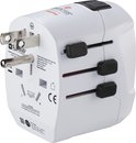 Gedetailleerd beeld van een witte reisadapter met uitschuifbare Amerikaanse stekkers en twee USB-A poorten. Teksten en logo's zijn zichtbaar.