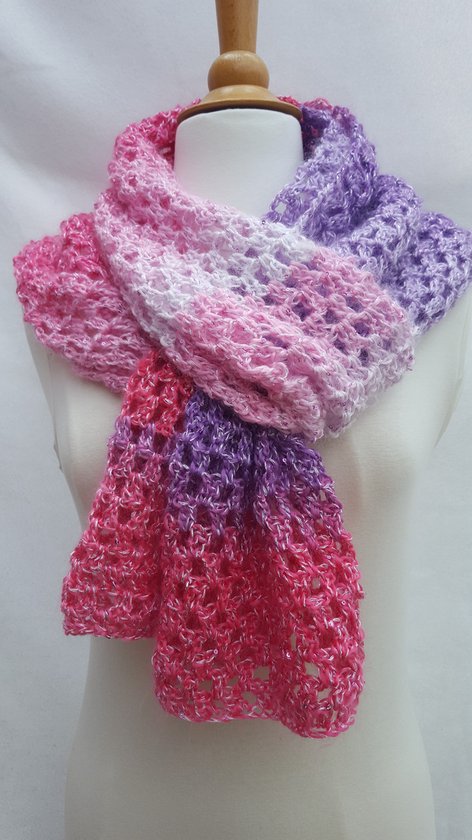 Handgemaakte sjaal / stola in gaatjespatroon gehaakt in wit lila roze met hele kleine lovertjes luchtige voorjaar/zomersjaal