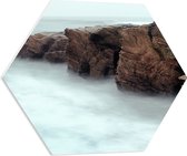 WallClassics - PVC Schuimplaat Hexagon  - Mist rond Bergen - 60x52.2 cm Foto op Hexagon (Met Ophangsysteem)