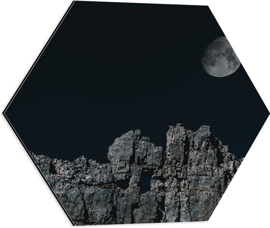WallClassics - Dibond Hexagon - Bijna Volle Maan boven Grijze Rotsen - 50x43.5 cm Foto op Hexagon (Met Ophangsysteem)