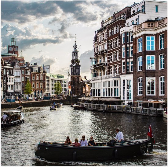 WallClassics - Poster (Mat) - Bootjes door de Grachten van Amsterdam - 50x50 cm Foto op Posterpapier met een Matte look