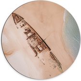 WallClassics - Dibond Muurcirkel - Gezandstraald Scheepswrak op Strand - 70x70 cm Foto op Aluminium Muurcirkel (met ophangsysteem)