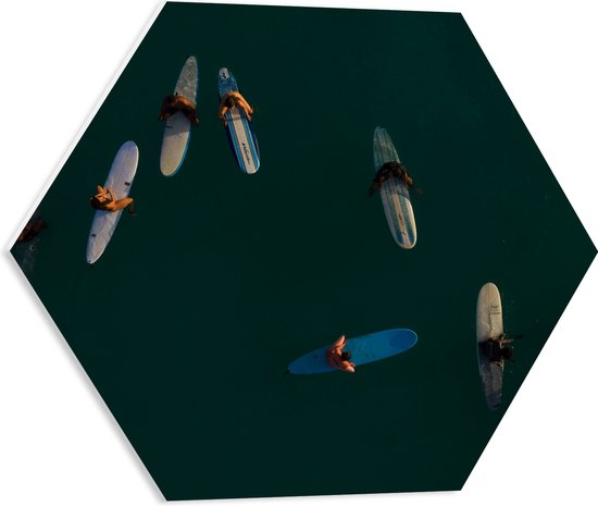WallClassics - PVC Schuimplaat Hexagon  - Bovenaanzicht van Groep Surfers op Oceaan - 50x43.5 cm Foto op Hexagon (Met Ophangsysteem)