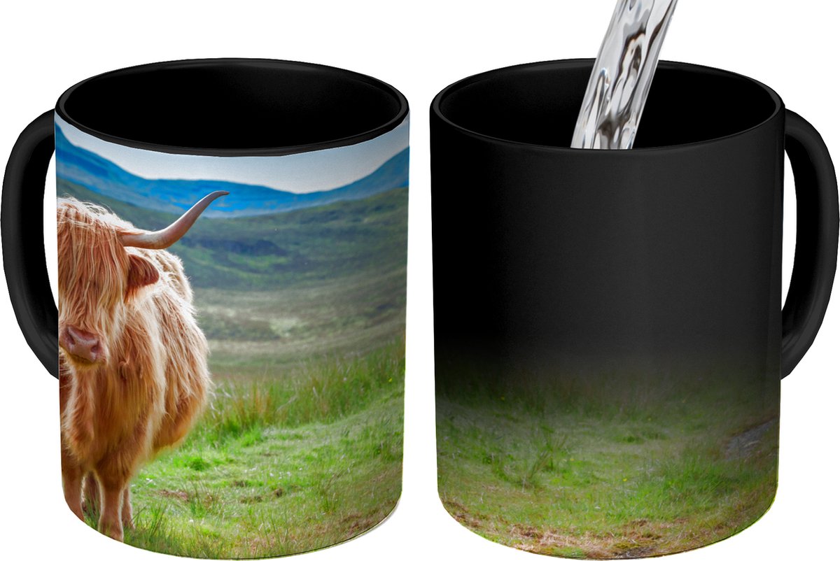 Magische Mok - Foto op Warmte Mokken - Koffiemok - Schotse hooglander - Koe - Natuur - Berg - Gras - Magic Mok - Beker - 350 ML - Theemok