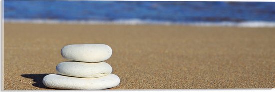 WallClassics - Acrylglas - Witte Stenen op het Strand - 60x20 cm Foto op Acrylglas (Met Ophangsysteem)