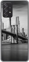 Geschikt voor Samsung Galaxy A33 5G hoesje - Architectuur - New York - Brooklyn Bridge - Water - Zwart wit - Siliconen Telefoonhoesje