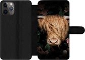 Bookcase Geschikt voor iPhone 11 Pro Max telefoonhoesje - Schotse hooglander - Koe - Bladeren - Met vakjes - Wallet case met magneetsluiting