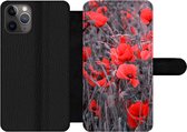 Bookcase pour iPhone 11 Pro Bookcase - Coquelicots rouges dans une image en noir et blanc - Avec poches - Étui portefeuille avec fermeture magnétique