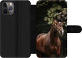Bookcase Geschikt voor iPhone 11 Pro telefoonhoesje - Paard - Takken - Portret - Met vakjes - Wallet case met magneetsluiting