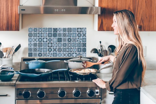 Spatscherm keuken 80x40 cm - Kookplaat achterwand Bloemen - Blauw - Patronen - Figuren - Muurbeschermer - Spatwand fornuis - Hoogwaardig aluminium