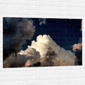 WallClassics - Muursticker - Wolken tegen Blauwe Lucht  - 120x80 cm Foto op Muursticker