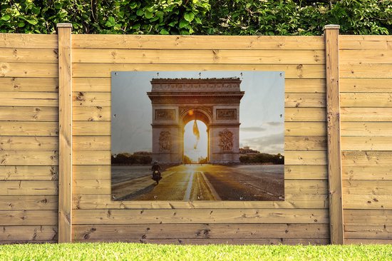 Le soleil éclatant qui brille à travers l'Arc de Triomphe sur une place calme en France Affiche de jardin 160x120 cm - Toile de jardin / Toile d'extérieur / Peintures d'extérieur (décoration de jardin) XXL / Groot format!