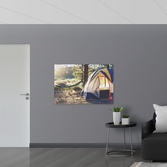 Dibond - Hangmat bij Tent in Bos - 120x80 cm Foto op Aluminium (Met Ophangsysteem)