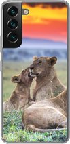 Geschikt voor Samsung Galaxy S22 hoesje - Leeuwen tijdens zonsopkomst - Siliconen Telefoonhoesje