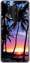 Geschikt voor OnePlus 8 Pro hoesje - Een silhouet van palmbomen tijdens een zonsondergang op Hawaii - Siliconen Telefoonhoesje