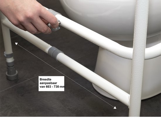 Hand verstelt de breedte van een wit toiletframe met grijze accenten.