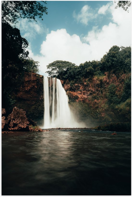 WallClassics - Poster Glanzend – Hoge Waterval in Meer - 50x75 cm Foto op Posterpapier met Glanzende Afwerking