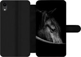 Bookcase Geschikt voor iPhone XR telefoonhoesje - Paarden - Portret - Zwart - Dieren - Met vakjes - Wallet case met magneetsluiting