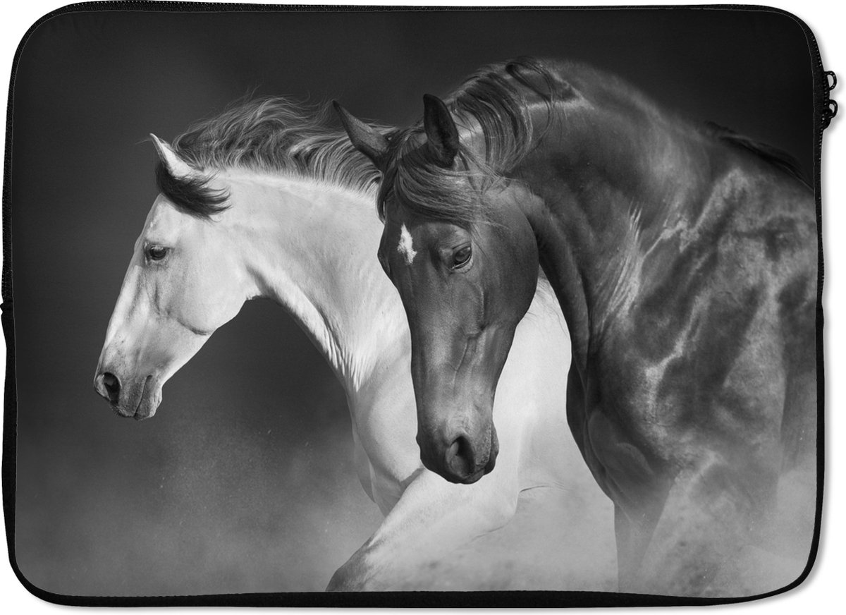 Laptophoes 13 inch - Paarden - Dieren - Zwart - Wit - Portret - Laptop sleeve - Binnenmaat 32x22,5 cm - Zwarte achterkant