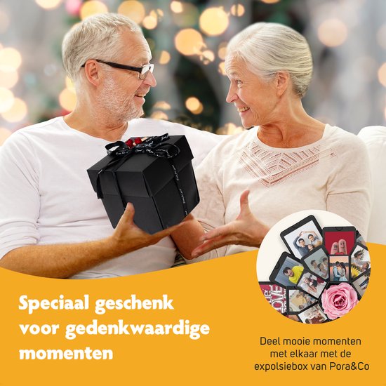 Oud stel lacht en bekijkt een zwarte geschenkdoos. Een cirkel toont foto's en een roos.