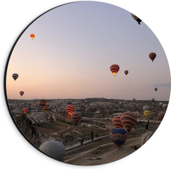 WallClassics - Dibond Muurcirkel - Luchtballonnen boven Bergachtig Landschap - 20x20 cm Foto op Aluminium Muurcirkel (met ophangsysteem)