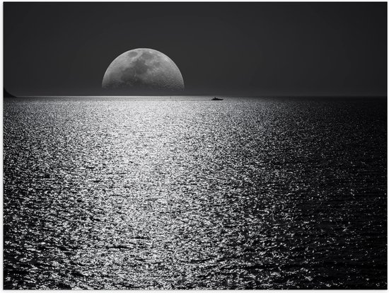 WallClassics - Poster (Mat) - Maan aan de Horizon bij de Zee Zwart / Wit - 40x30 cm Foto op Posterpapier met een Matte look
