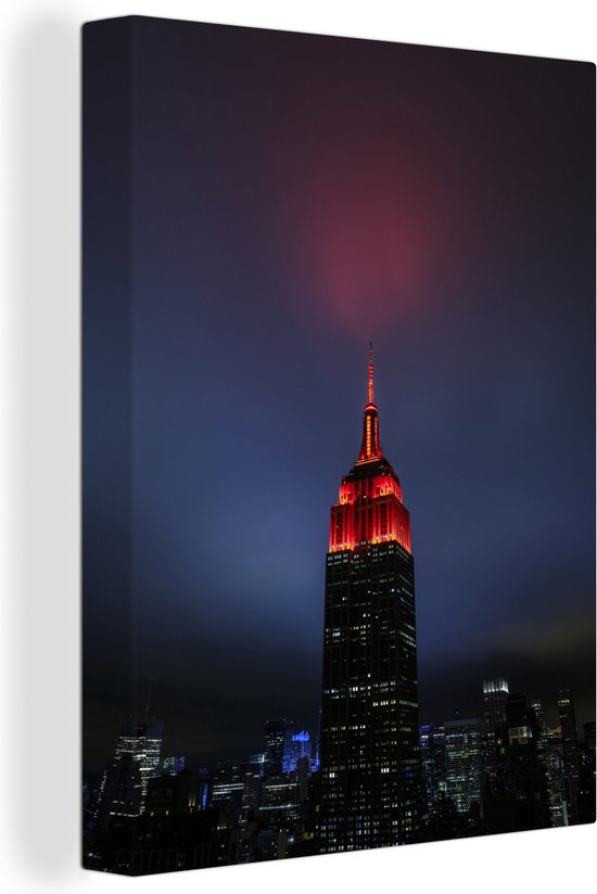 Rode kleur in de top van het Empire State Building in New York Canvas 60x80 cm - Foto print op Canvas schilderij (Wanddecoratie woonkamer / slaapkamer)