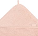 Detail van een roze badcape met capuchon, met Jollein logo.