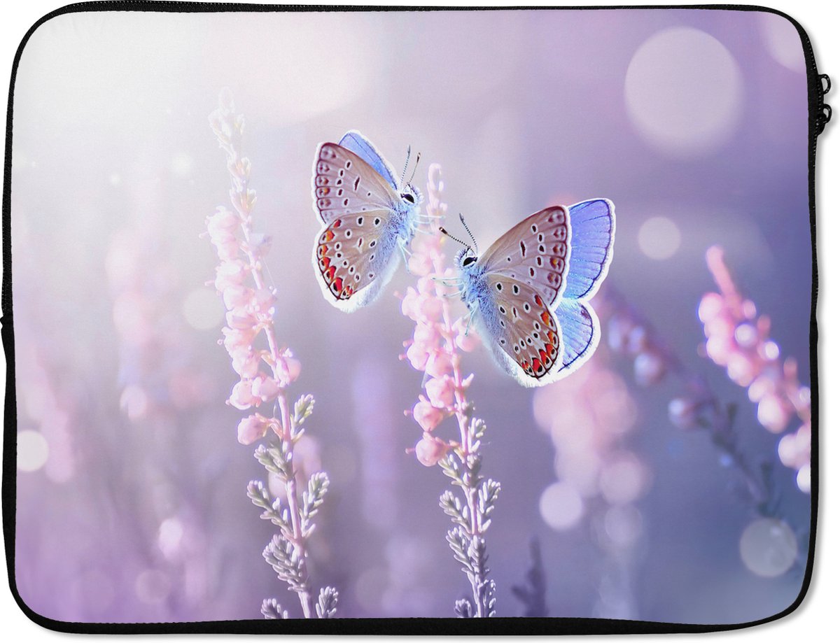 Laptophoes 17 inch - Vlinder - Lavendel - Bloemen - Paars - Laptop sleeve - Binnenmaat 41x28 cm - Zwarte achterkant