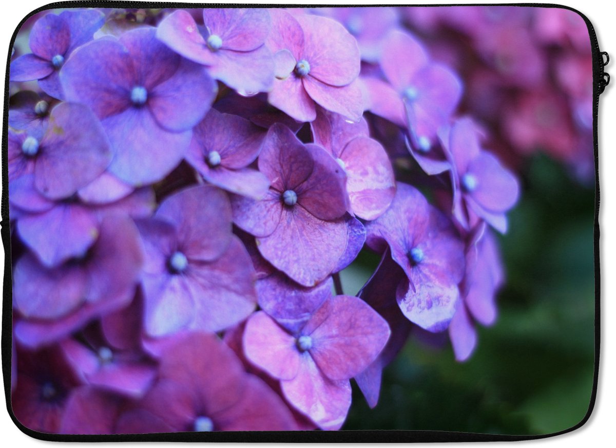 Laptophoes 13 inch - Bloemen - Paars - Hortensia - Natuur - Bloemblaadjes - Laptop sleeve - Binnenmaat 32x22,5 cm - Zwarte achterkant