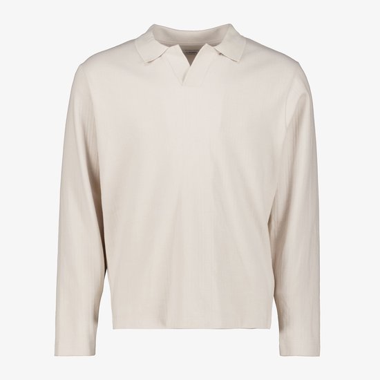 Beige longsleeve polo met split hals, gebreide textuur en een label.