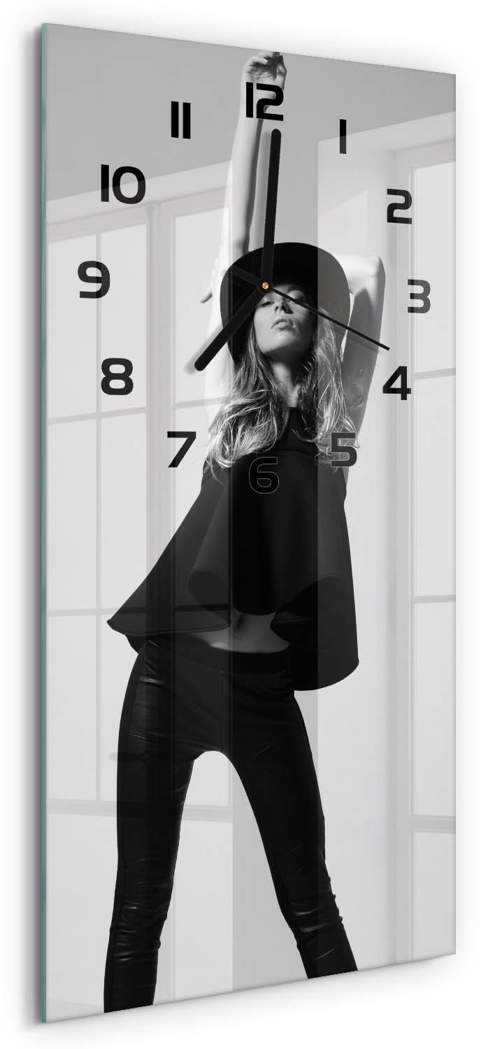 Tulup Wandklok - De vrouw in het zwart Decoratieve Glazen Klok - 30x60 cm - Zwart-wit Glazen Wandklok Design - Zwarte handen - Rechthoekige Klok - Glazen Klok Met Print - Wandklok Glas Met Motief