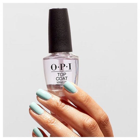 Hand houdt flesje O.P.I. top coat vast. De nagels zijn gelakt in een zachte mintgroene kleur.