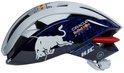 Zij aanzicht van een witte fietshelm met Red Bull Racing logo, witte stier op blauw patroon.