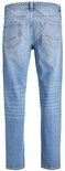 Achterkant van een lichtblauwe jongens jeans.