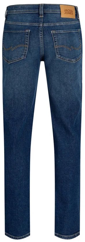Achterkant van een donkerblauwe jeans met Jack & Jones logo op de achterzak.