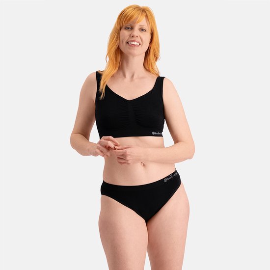 Model draagt een zwarte, naadloze bamboo tailleslip met logo. De slip is hoog uitgesneden.